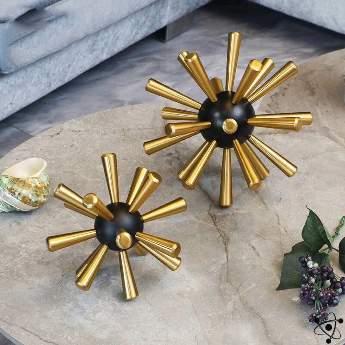 Big metallic spikes decor