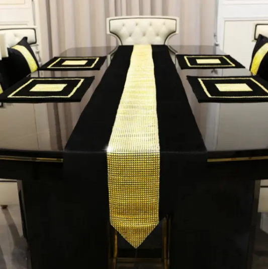 1 table runner with 4 matching mats