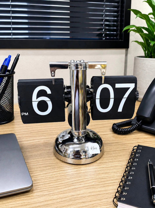 Automatic desktop clock