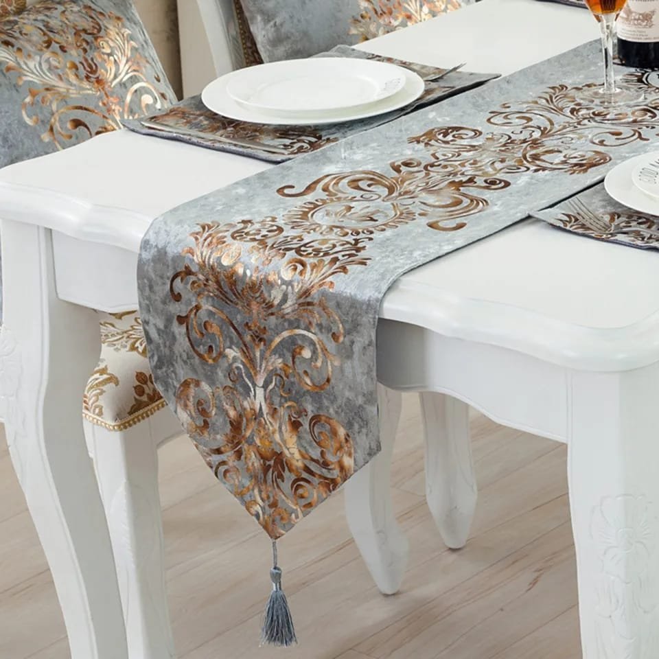 1 floral runner with 4 table mats