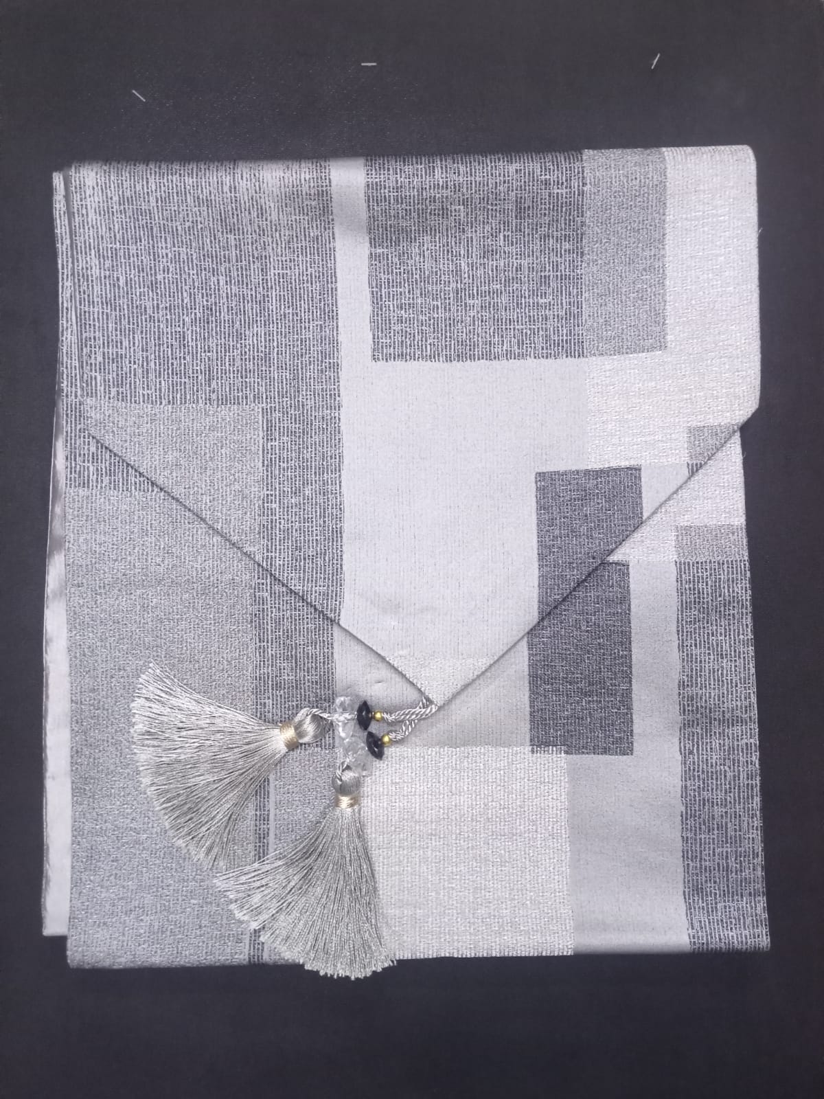 Table runner 35 cm by 210 cm