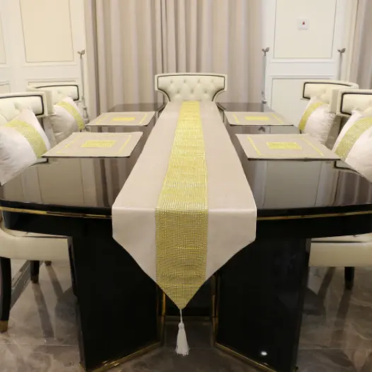 1 table runner with 4 matching mats